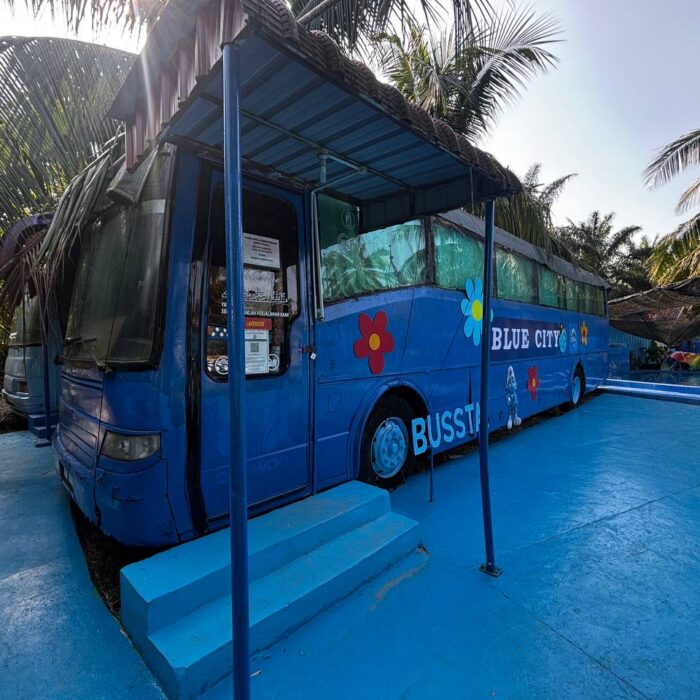 Pandangan luar Bas Lavender yang berwarna biru di KSCC.