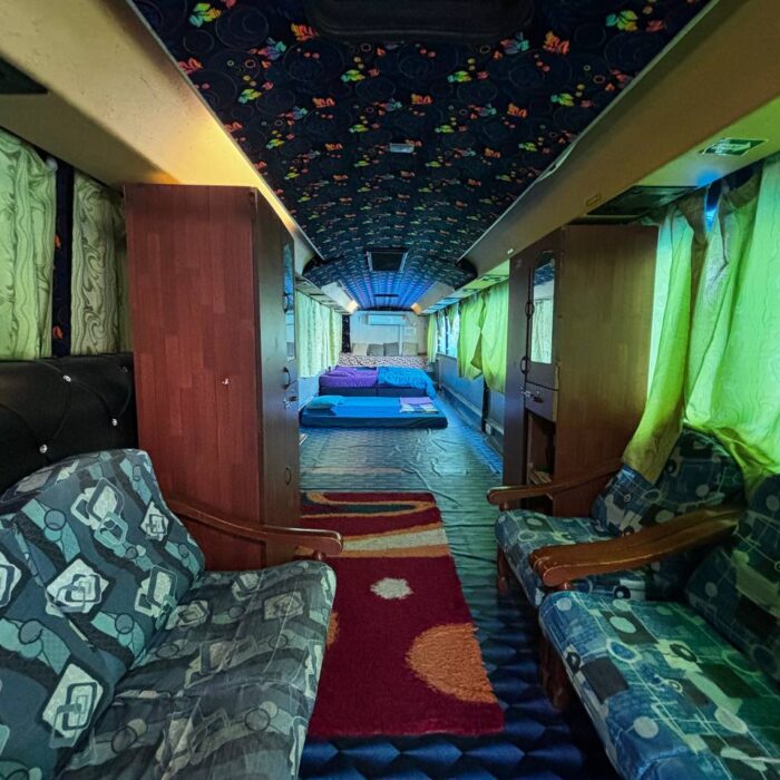 Ruang tamu di dalam Bas Lavender dengan kerusi sofa dan dekorasi kayu di KSCC.