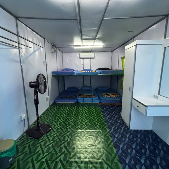 Ruang dalaman CabinStay Biasa dengan katil bertingkat dan meja solek di KSCC.