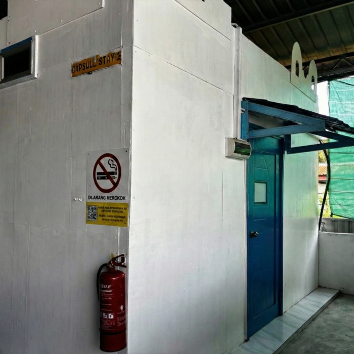 Pintu masuk berwarna biru untuk unit Capsule Stay di Kuala Selangor Cabin Camp (KSCC).
