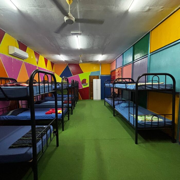 Ruang dalaman bilik Dormstay yang luas dengan susunan banyak katil bertingkat untuk penginapan berkumpulan di Kuala Selangor Cabin Camp (KSCC).