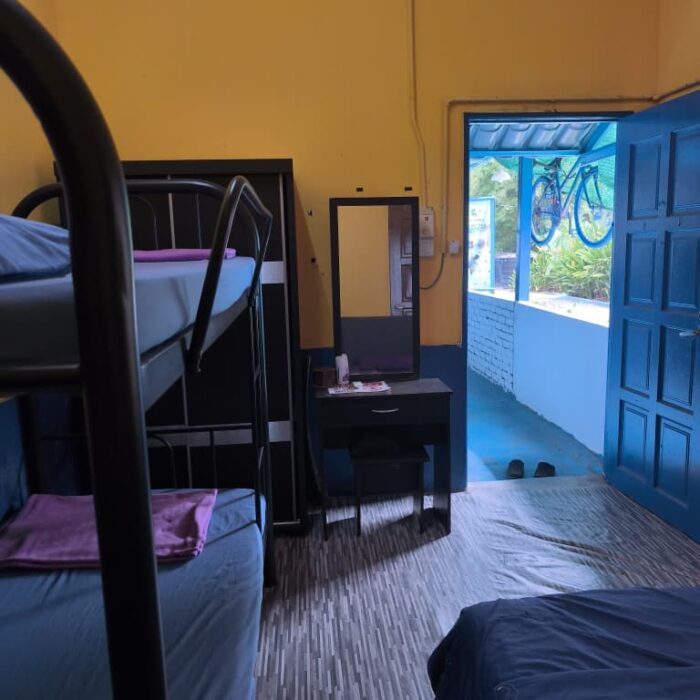 Ruang dalaman Guest House yang dilengkapi dengan katil kelamin dan katil bertingkat di Kuala Selangor Cabin Camp (KSCC).