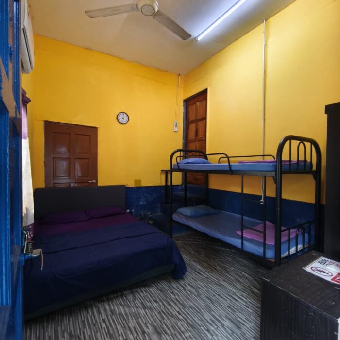 Ruang dalaman Guest House yang dilengkapi dengan katil kelamin dan katil bertingkat di Kuala Selangor Cabin Camp (KSCC).