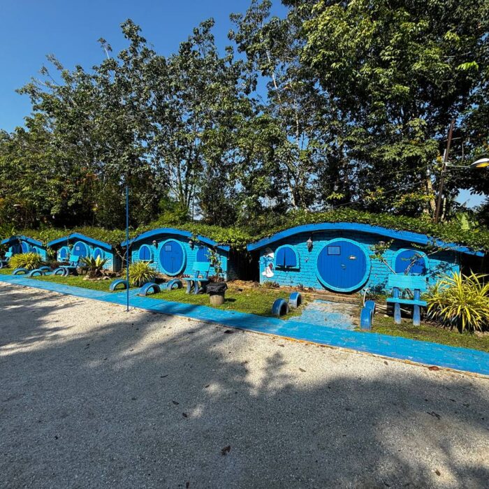 Deretan unit Hobbitstay yang ikonik dan unik di Kuala Selangor Cabin Camp (KSCC) dengan persekitaran yang tenang.