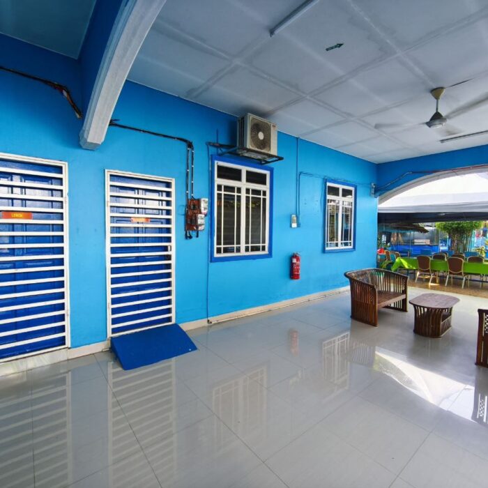 Kawasan beranda Homestay KSCC yang luas dengan kerusi kayu santai untuk tetamu berehat.