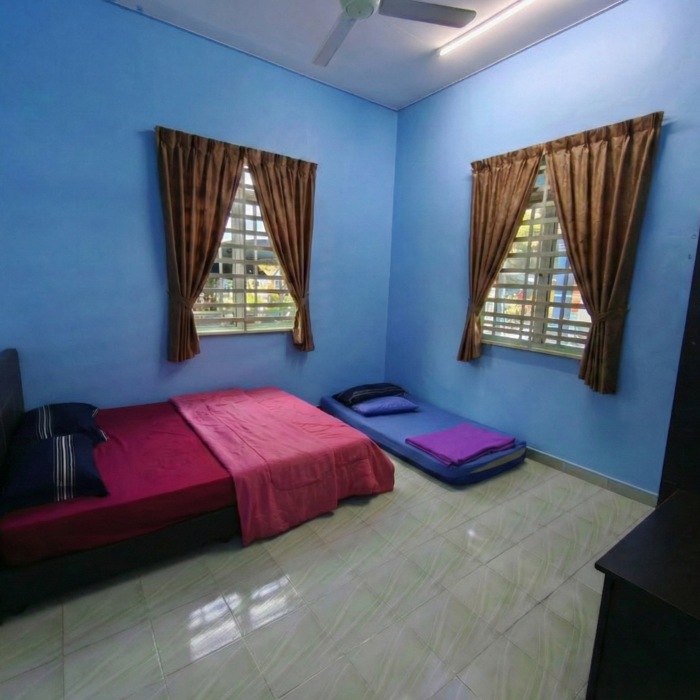 Bilik tidur yang selesa dan kemas dengan katil queen di unit Homestay, Kuala Selangor Cabin Camp (KSCC).