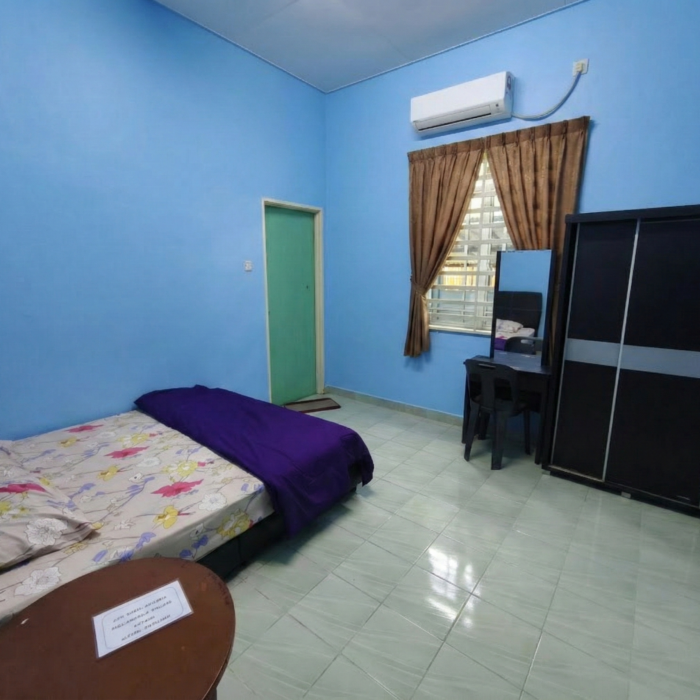 Bilik tidur utama Homestay KSCC yang selesa dengan katil queen, almari pakaian, dan penghawa dingin.