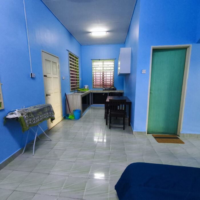 Pandangan luas ruang dapur dan kawasan makan yang selesa di dalam unit Homestay, Kuala Selangor Cabin Camp (KSCC).