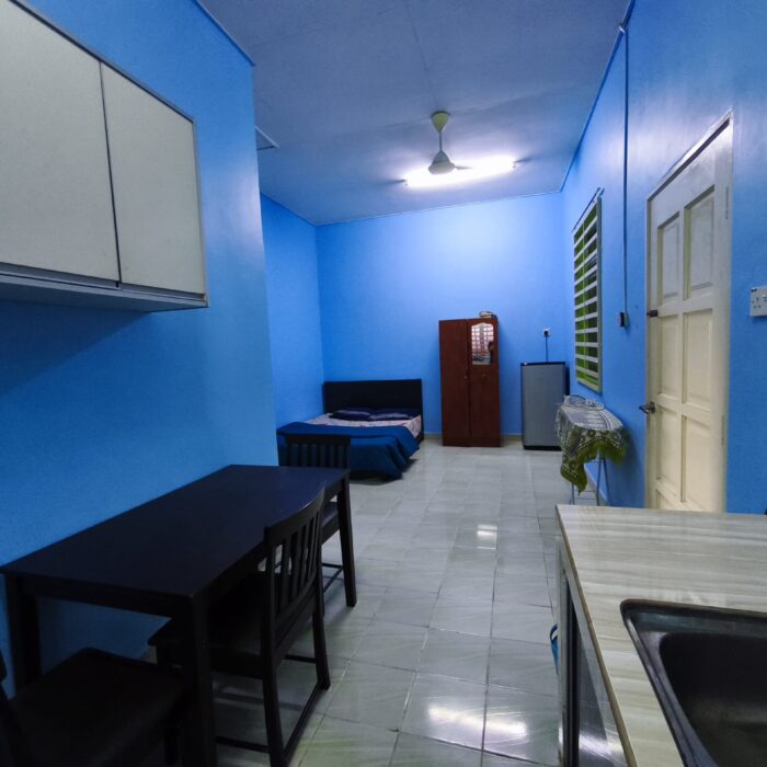 Ruang dapur yang kemas dan selesa dengan meja makan di dalam unit Homestay, Kuala Selangor Cabin Camp (KSCC).