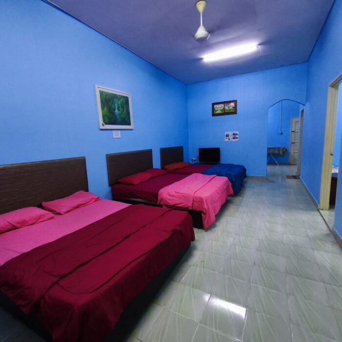 Ruang tamu yang luas dan selesa di dalam unit Homestay, Kuala Selangor Cabin Camp (KSCC), sesuai untuk percutian keluarga.