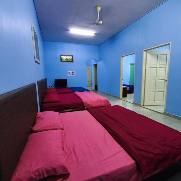 Bilik tidur utama yang selesa dan luas di dalam unit Homestay, Kuala Selangor Cabin Camp (KSCC).