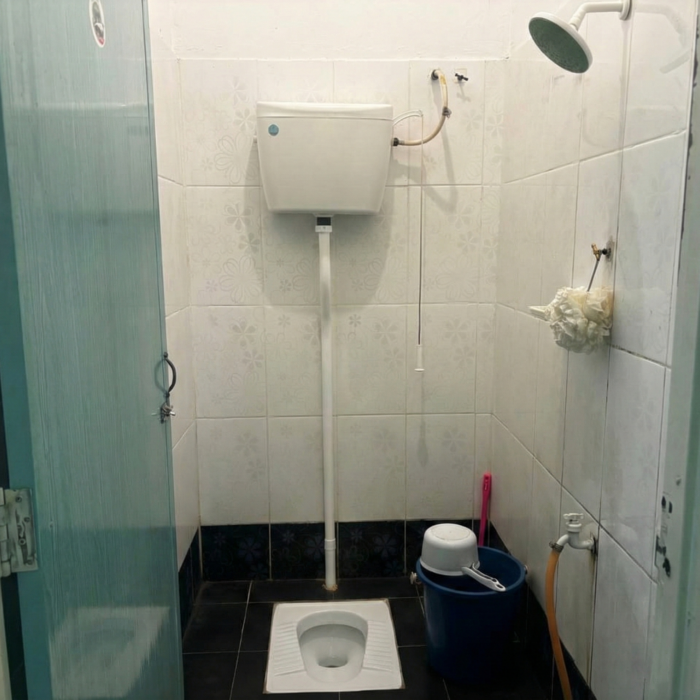 Tandas cangkung yang bersih dan terjaga di ruang tamu Homestay, Kuala Selangor Cabin Camp (KSCC).