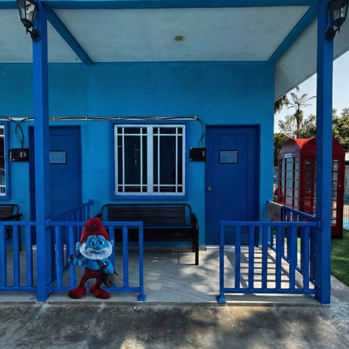 Deretan unit penginapan Tiny House berwarna biru yang unik dengan beranda selesa di Kuala Selangor Cabin Camp (KSCC).