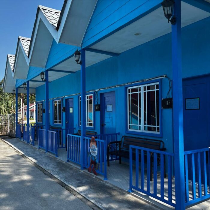 Deretan unit penginapan Tiny House berwarna biru yang unik dengan beranda selesa di Kuala Selangor Cabin Camp (KSCC).