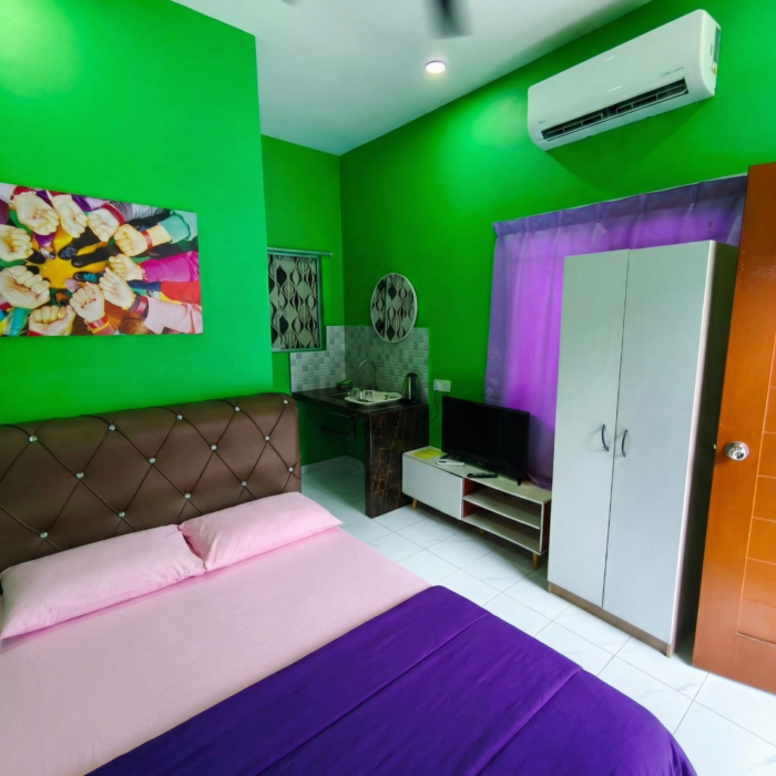 Bahagian dalam unit penginapan Tiny House yang selesa, lengkap dengan katil queen, penyaman udara, dan televisyen di Kuala Selangor Cabin Camp (KSCC).