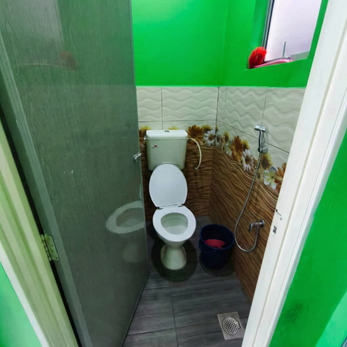 Bahagian dalam tandas yang bersih dan kemas di dalam penginapan Tiny House di Kuala Selangor Cabin Camp (KSCC).