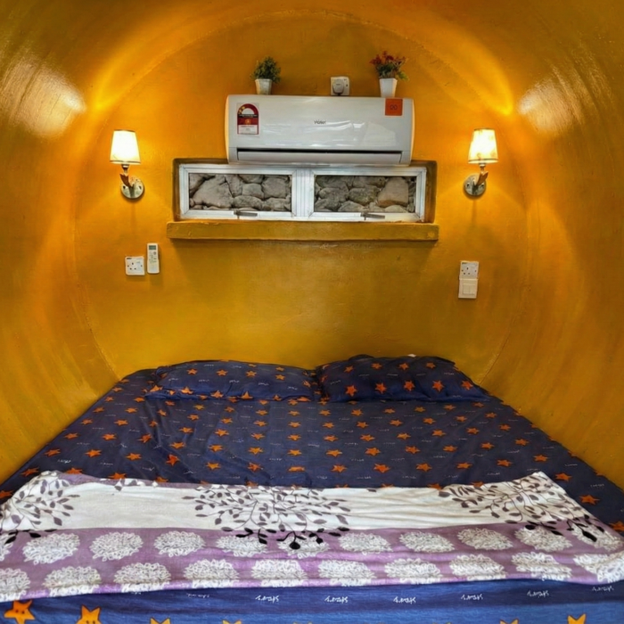 Bahagian dalam penginapan unik Tubestay yang selesa dengan katil bersaiz queen dan penghawa dingin di Kuala Selangor Cabin Camp (KSCC).