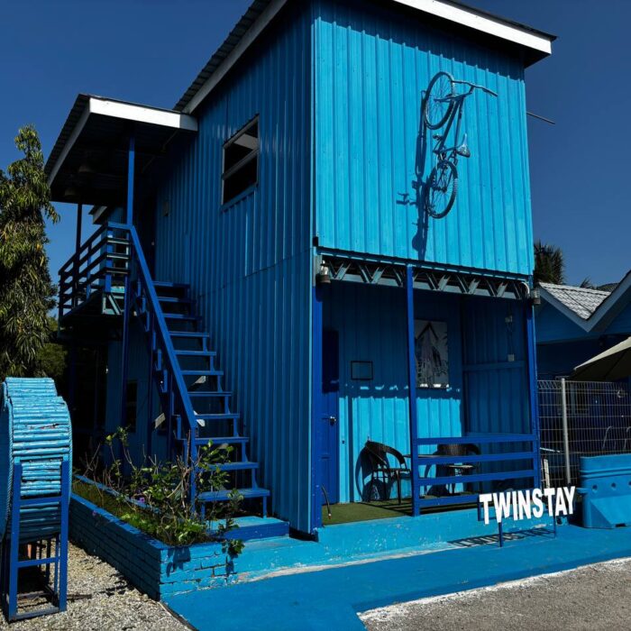 Pandangan luar cabin penginapan TwinStay yang unik dengan rekaan dua tingkat berwarna biru di Kuala Selangor Cabin Camp (KSCC).