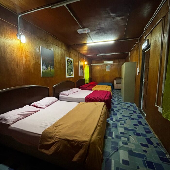 Ruang dalaman bilik TwinStay tingkat atas yang luas, dilengkapi dengan katil yang selesa di Kuala Selangor Cabin Camp (KSCC).