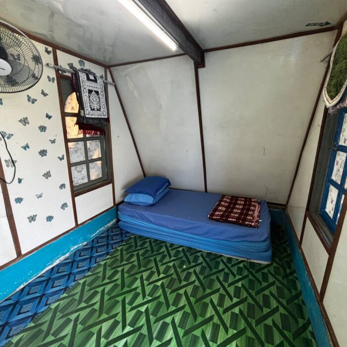 Ruang tidur tingkat bawah yang selesa dengan katil bujang di dalam cabin Type A, Kuala Selangor Cabin Camp (KSCC).